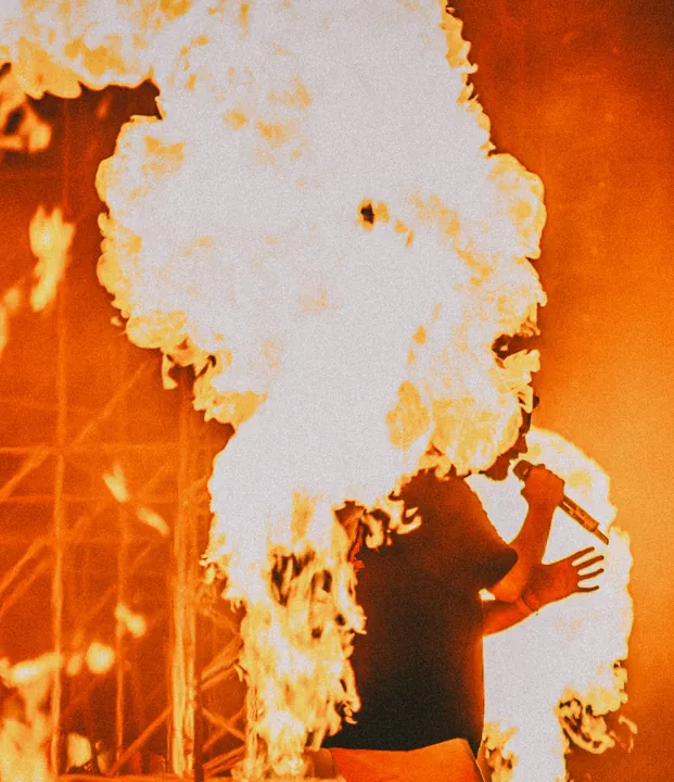 Playing with fire — Strand Festival 2025. Photograph by Balázs Ladoczki.