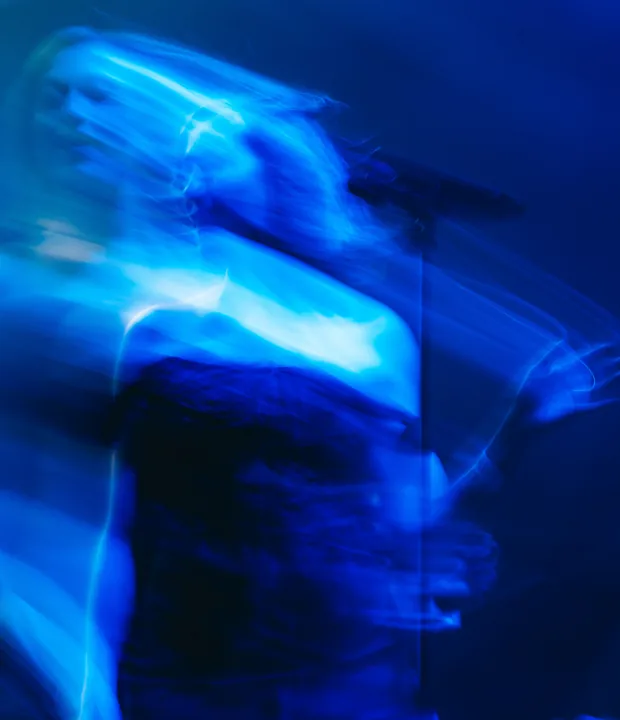Electric blue — Strand Festival 2025. Photograph by Vencel Mikó.