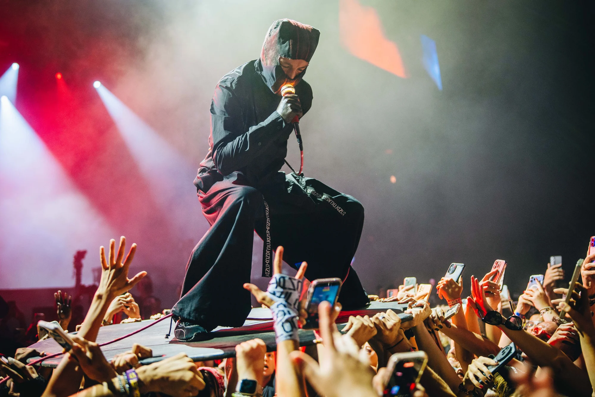 A performer connecting with the front row, photographed by Márton Koncz