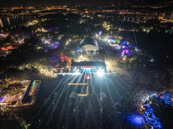 The city after dark — Sziget Festival · 2025. Photograph by Rockstar Photographers.